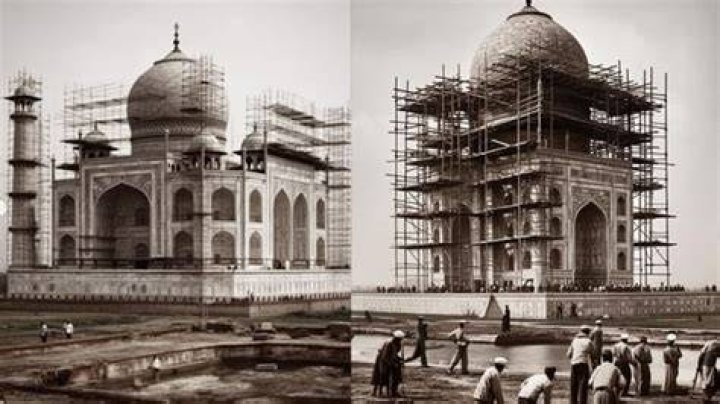 How many workers were involved in the construction of the Taj Mahal?