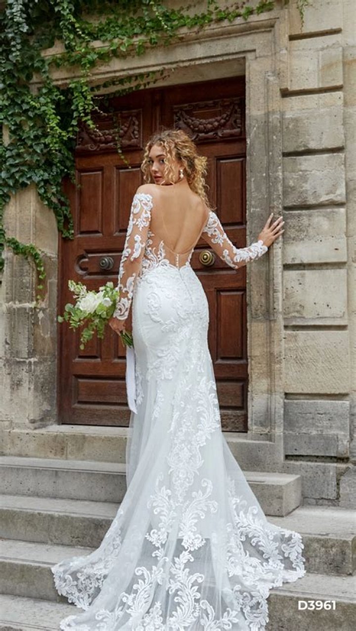 How much do wedding dress designers get paid?