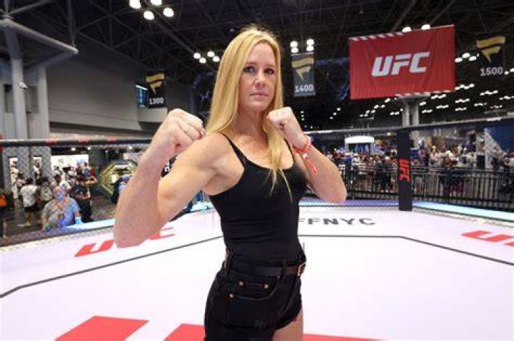 How much does Holly Holm weigh?