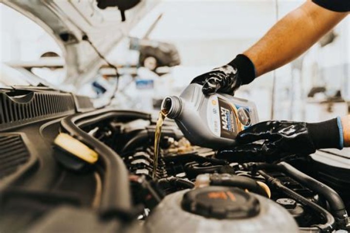 How much oil does a 2004 Ford Taurus take?