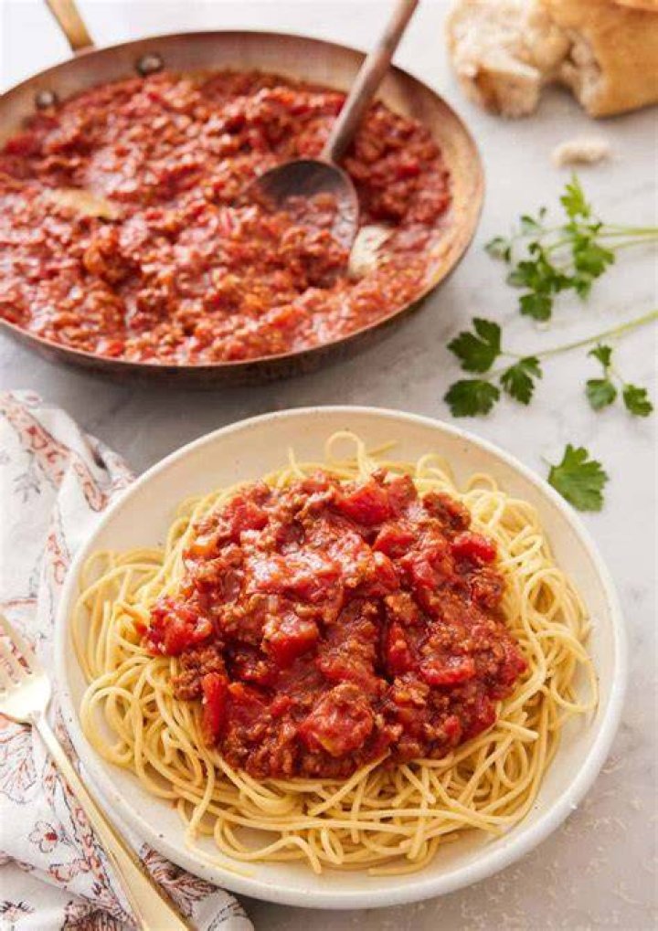 How much sodium is in spaghetti and sauce?
