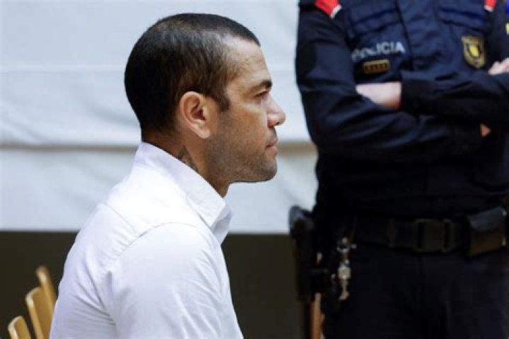 How old is Dani Alves?