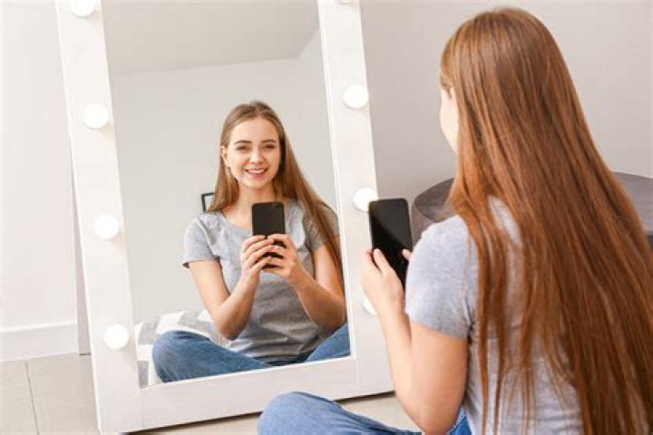 Is a mirror selfie accurate?