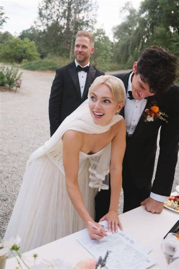 Is Anna Sophia Robb married?
