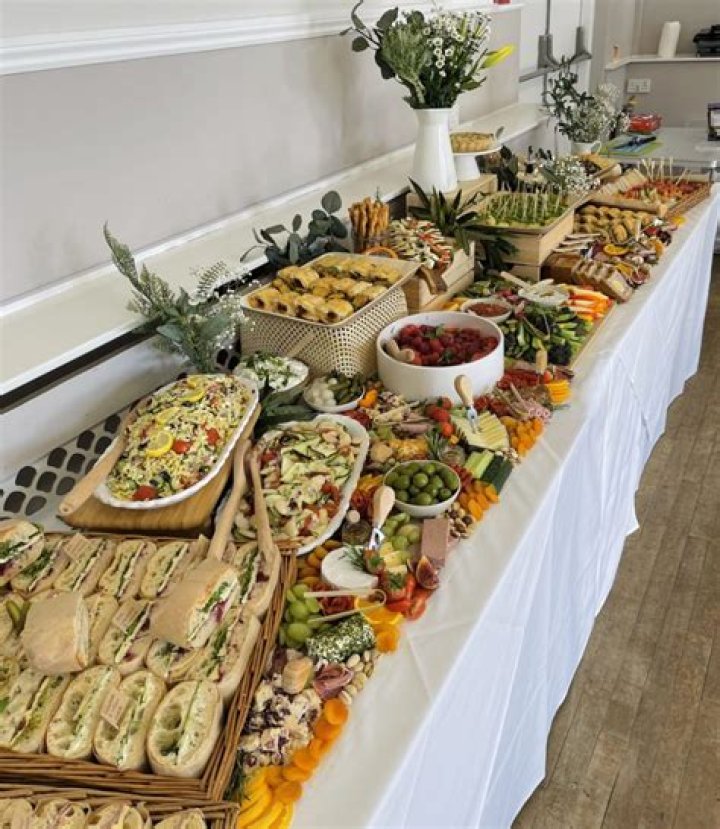 Is it cheaper to have a buffet at a wedding?
