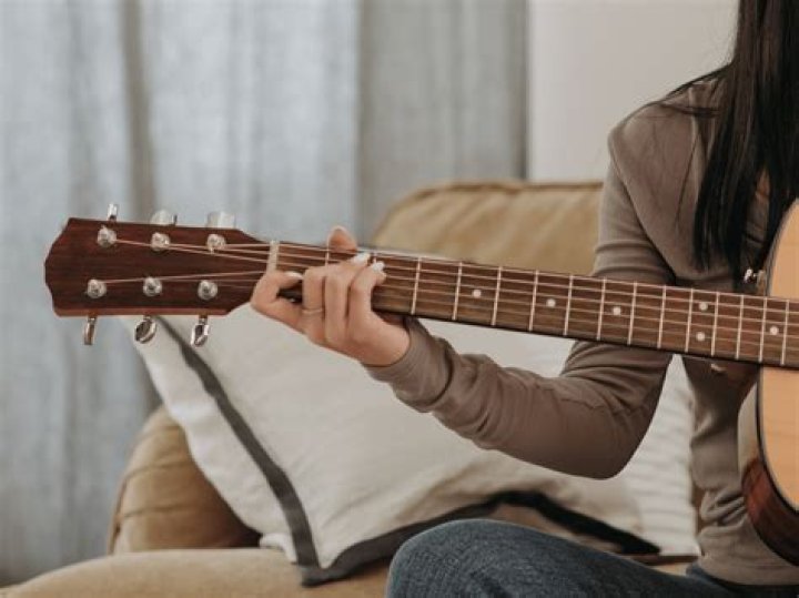 Is it hard for a left handed person to play guitar?
