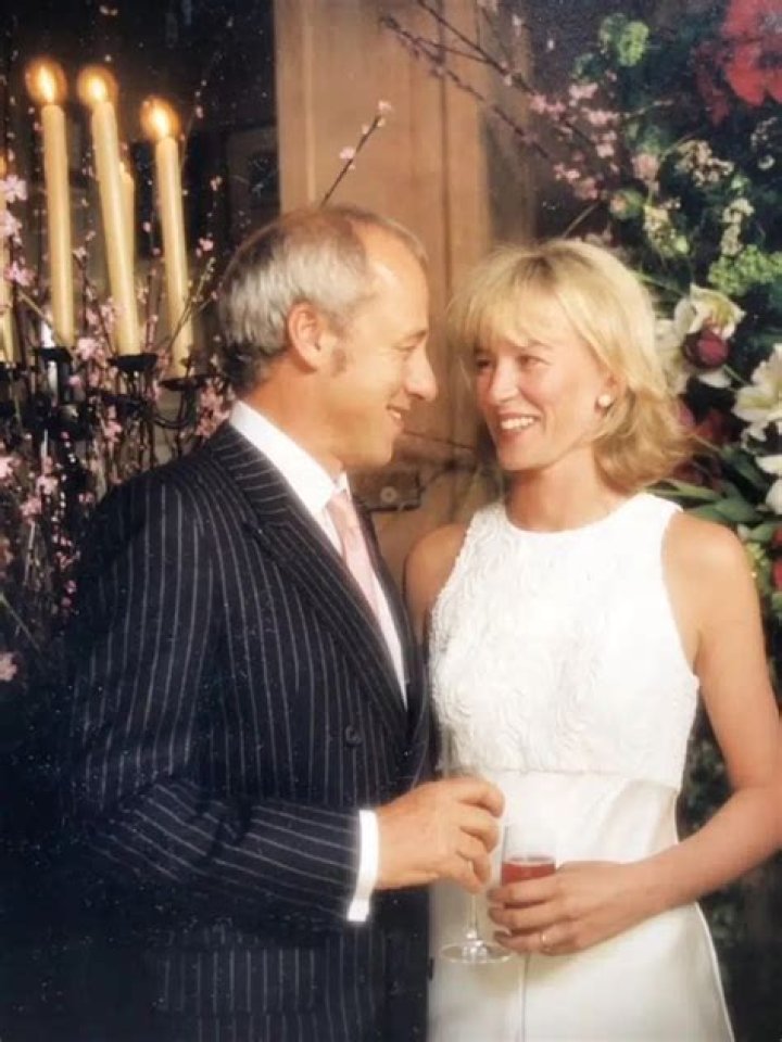 Is Mark Knopfler married?
