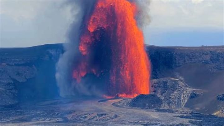 What active volcanoes are in Hawaii Volcanoes National Park?