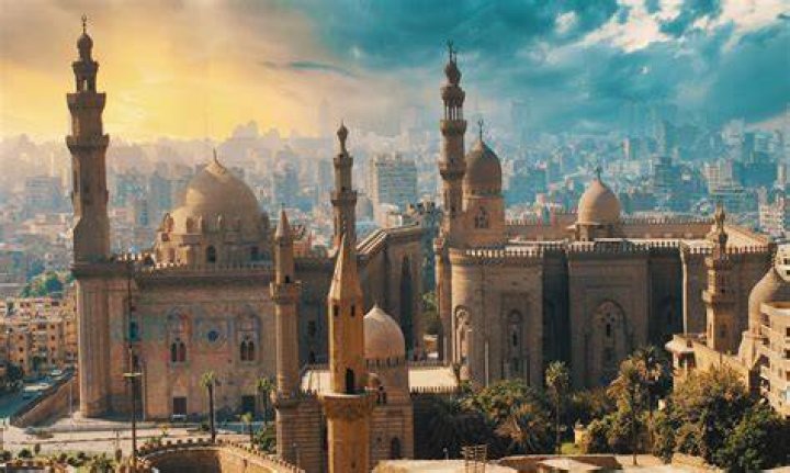 What are the key features of a mosque?