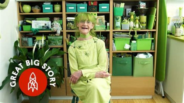 What do you call a person who loves color green?