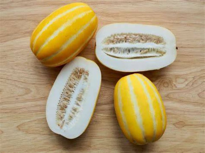 What does a banana melon taste like?