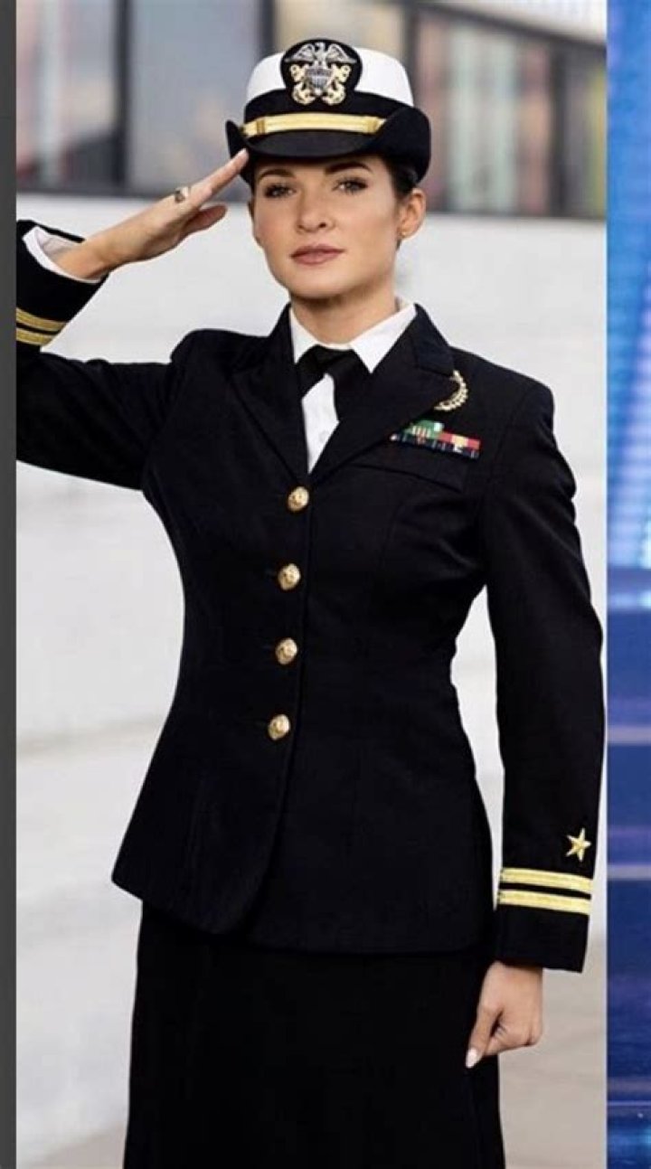 What does a lieutenant in the Navy do?