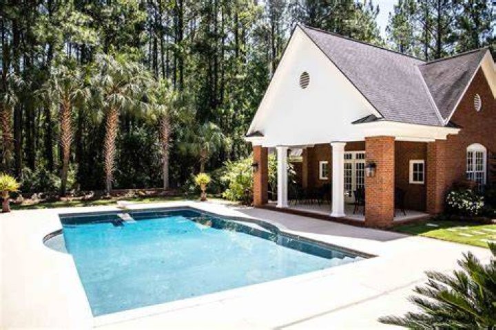 What does a pool house cost?