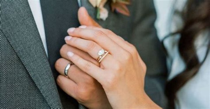 What does a swinging relationship mean?