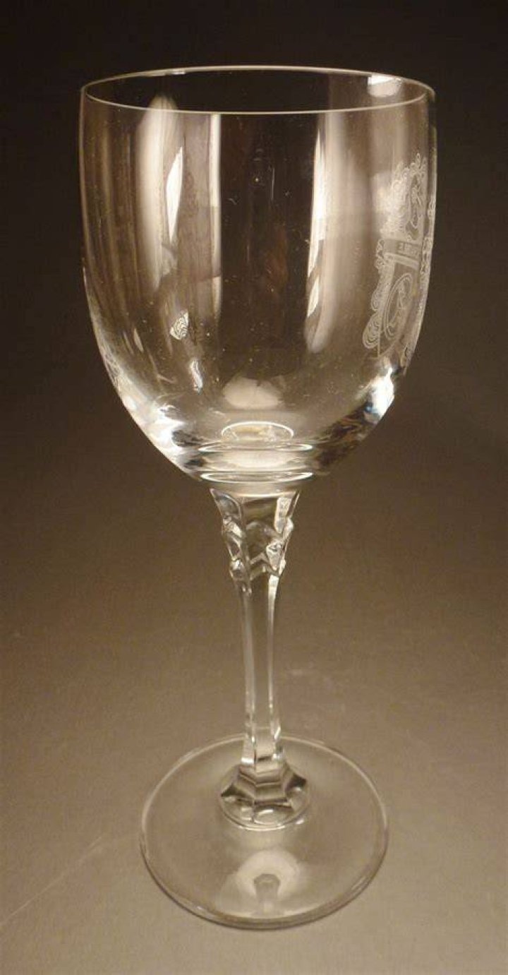 What does a water goblet look like?