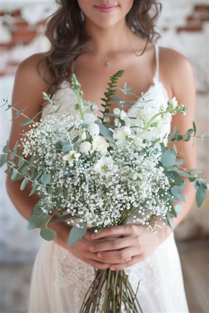 What flower goes well with baby's breath?