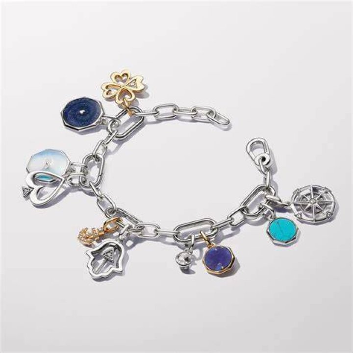 What is a chain bracelet?