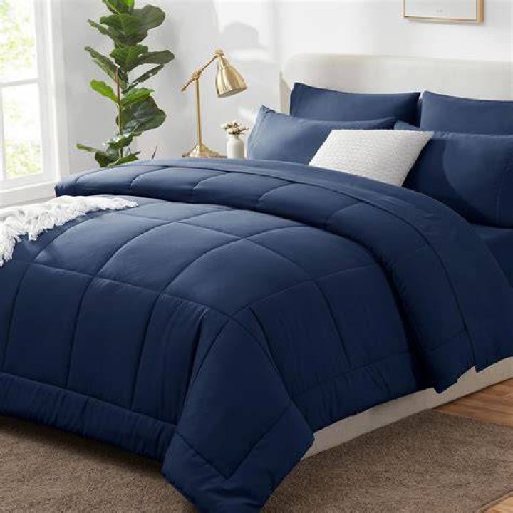 What is a comforter set?