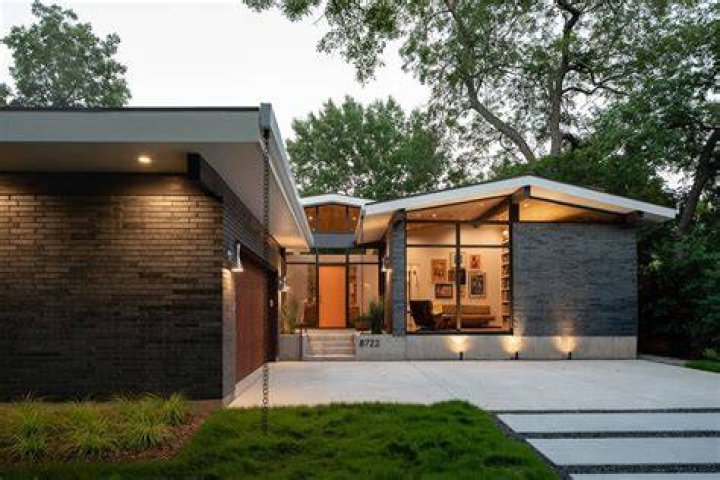 What is a mid century modern house?