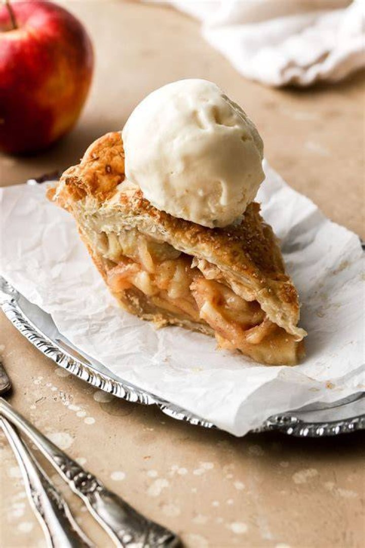What is the difference between apple tart and apple pie?