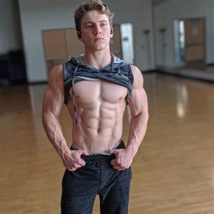 What is the peak age for bodybuilding?