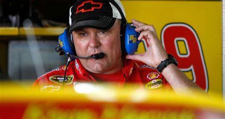 What is the salary of a Nascar crew chief?