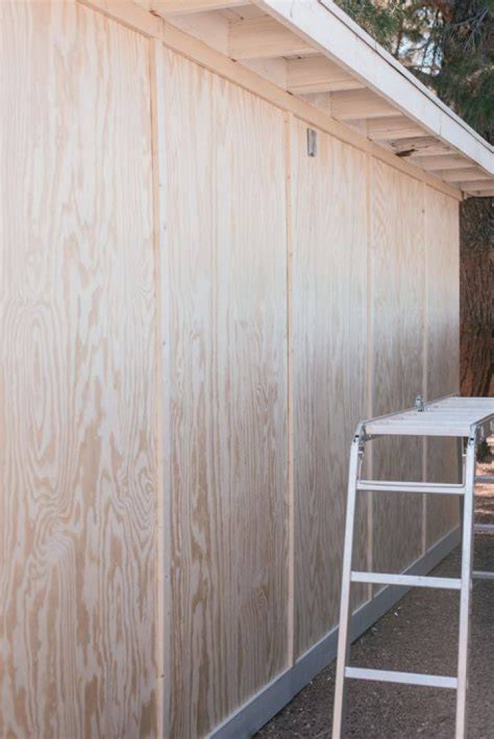 What kind of plywood goes under siding?