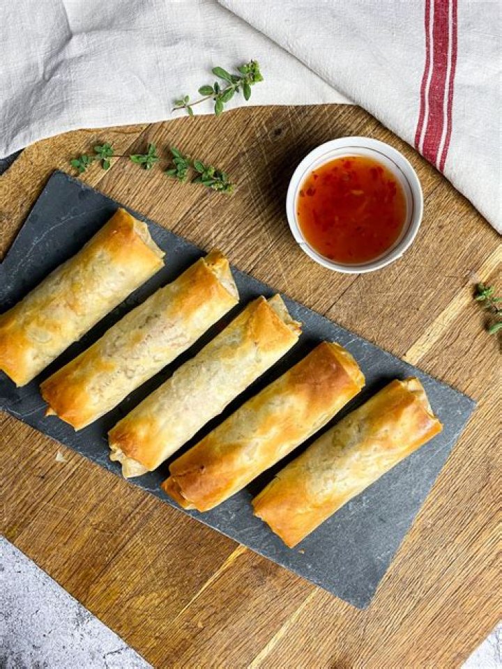 What pastry is spring rolls made from?