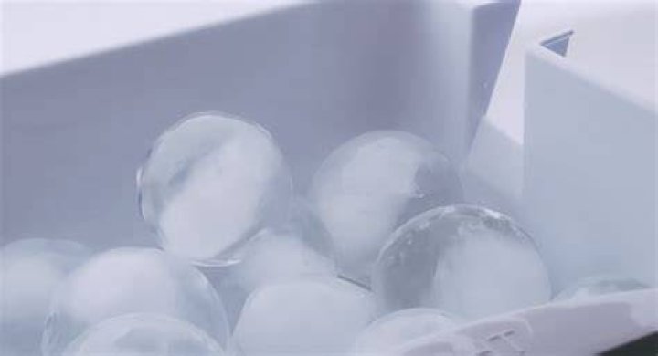 What refrigerator makes round ice cubes?