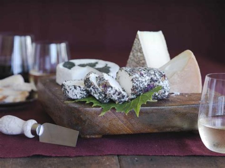 What type of wine goes with goat cheese?