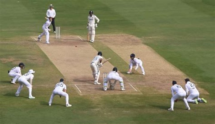 Where do fielders stand in rounders?