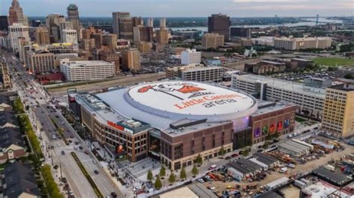 Where do the Red Wings play in Detroit?