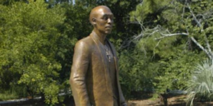 Where is 2pac buried?