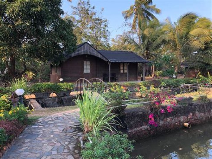 Which is best place to stay in Goa?