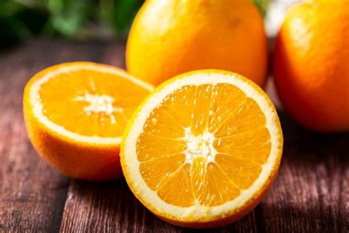 Which is sweeter Valencia or navel oranges?