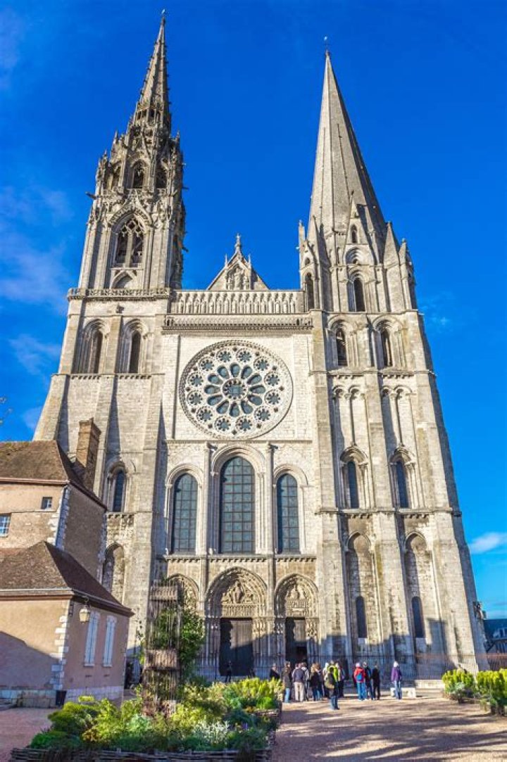 Who designed the Chartres Cathedral?