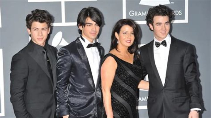 Who is the Jonas Brothers mom and dad?