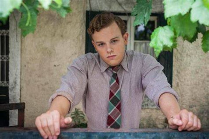 Who plays Leslie in the Durrells?