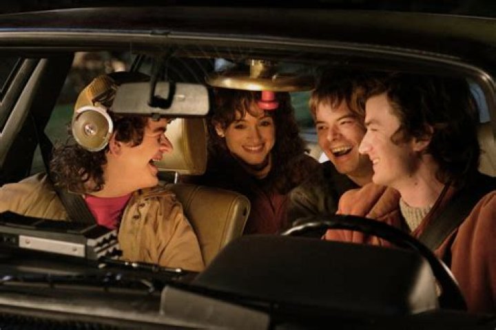 Who plays Mews in Stranger things?