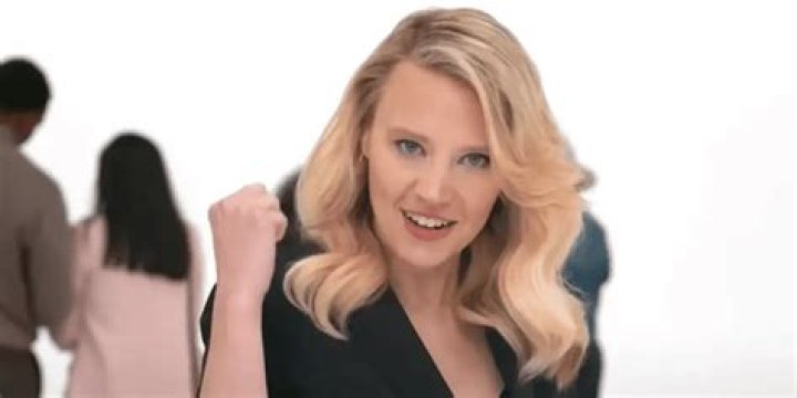 Who sings My Way in the Verizon commercial?