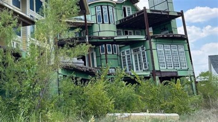 Who wrote abandoned farmhouse? | ContextResponse.com