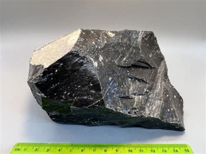Why is obsidian not a mineral?